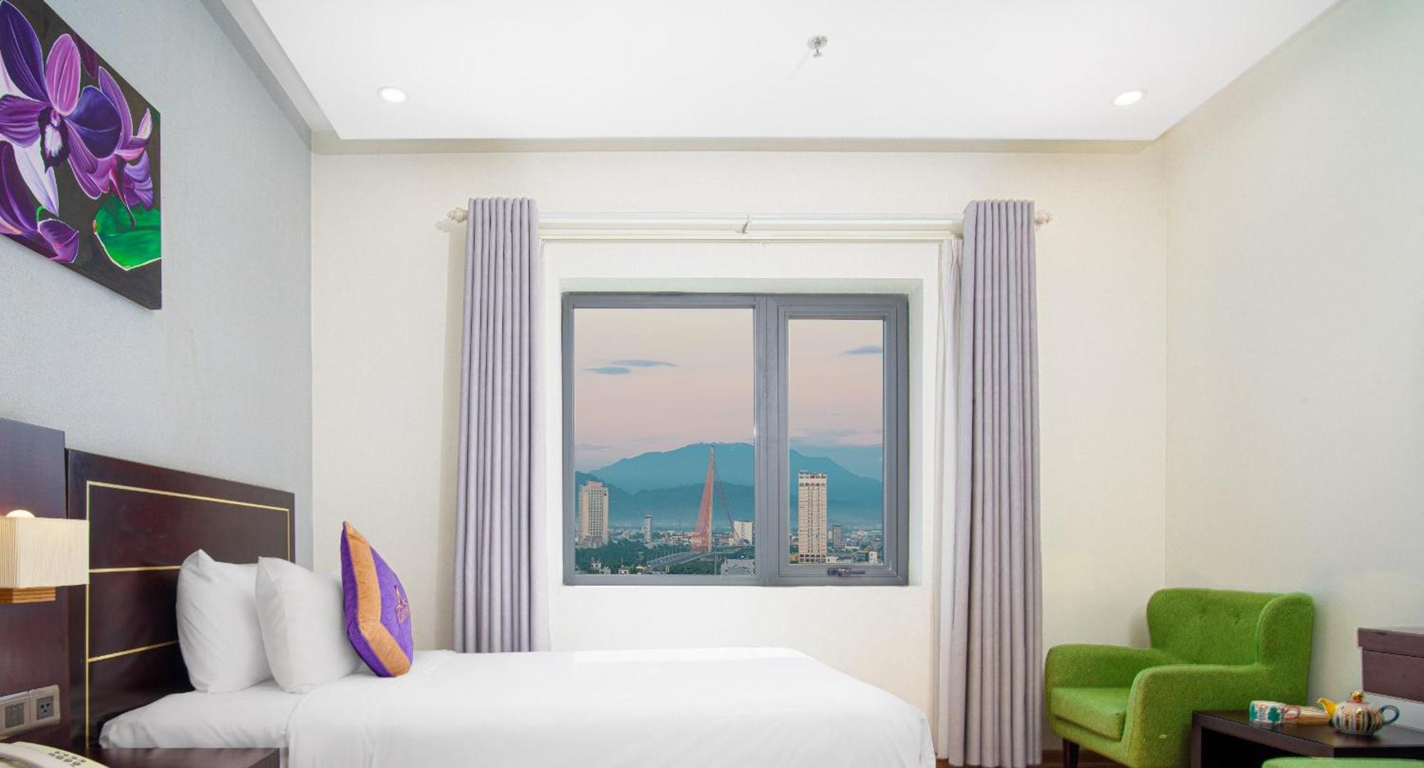 Phòng Deluxe Giường Đôi Nhìn Ra Thành Phố